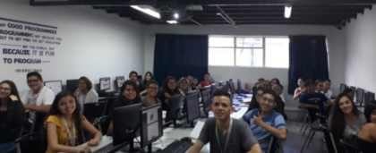 Beca permitirá a 85 jóvenes iniciar carreras tecnológicas gracias a convenio entre UCenfotec y Fundación Monge