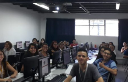 Beca permitirá a 85 jóvenes iniciar carreras tecnológicas gracias a convenio entre UCenfotec y Fundación Monge