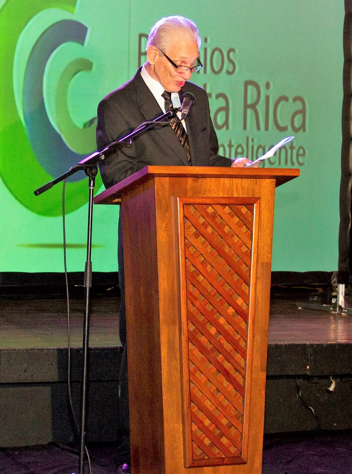 CAMTIC le rindió homenaje a Richard Beck en la entrega de los Premios Costa Rica Verde e Inteligente del 2013 por su trayectoria.