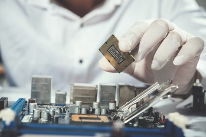 Alianza Crusa–UCR pone a disposición becas para formar talento en la industria de semiconductores
